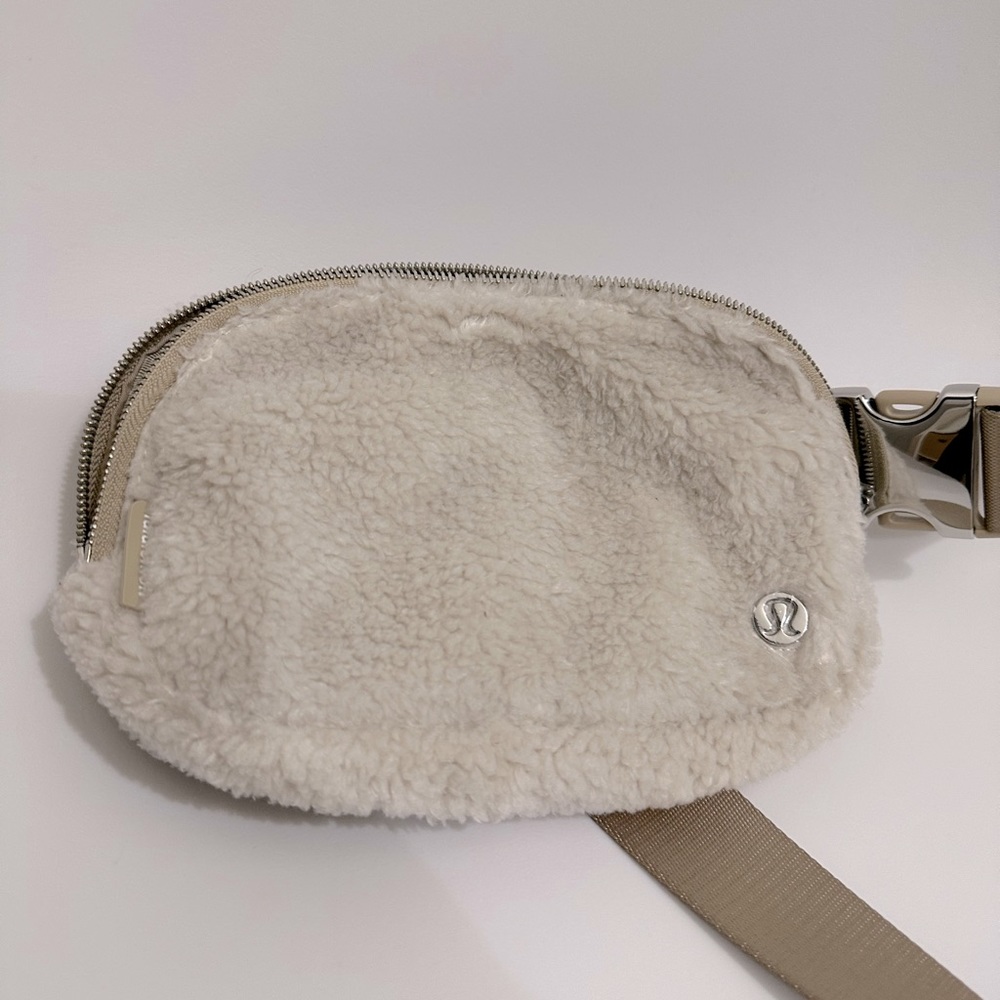 New without tags lululemon fleece belt bag in cream